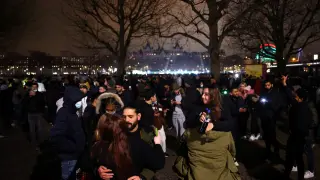 Gente celebrando la Nochevieja en Londres