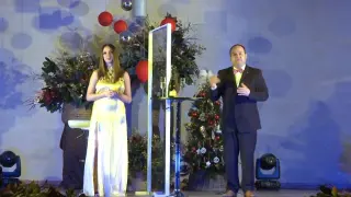 La concejal Lucía Aparicio y el alcalde Víctor Chueca ejercieron de presentadores de la Gran Nochevieja Magallonera