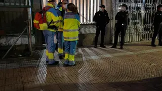 Servicios de emergencia en el portal donde apareció una pareja muerta, en Torrejón de Ardoz, Madrid