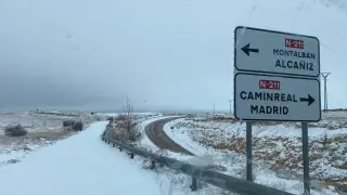 Formigal, con nieve en la carretera.