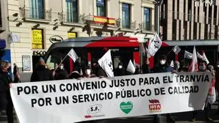 Varias decenas de personas se han concentrado este domingo en la plaza de España para hacer oír sus reivindicaciones antes de la reunión en el SAMA