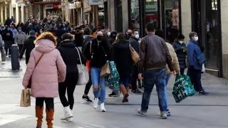 Afluencia de público en la calle de Preciados de Madrid, este domingo, 3 de enero.