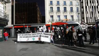 Concentración de este domingo de los trabajadores del tranvía en la plaza de España de Zaragoza.
