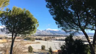 Foto de la fina capa de nieve que ha blanqueado los alrededores de Loporzano, a menos de 600 metros y a pocos kilómetros de la ciudad de Huesca.