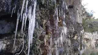 Foto del hielo formado en la carretera del cañón de Añisclo y que ha motivado su cierre.