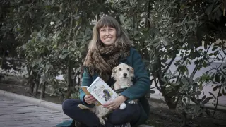 La profesora Pilar Badía con su perro