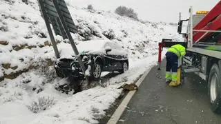 La Guardia Civil y la Diputación de Teruel han tenido que atender afecciones causadas por la nieve en las carreteras de la provincia de Teruel.