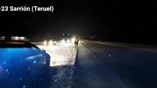 Efectivos de la Guardia Civil de Teruel han regulado el tráfico ante la acumulación del nieve por el temporal.