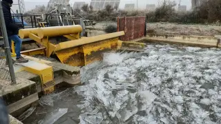 El hielo forma tapones enormes en las compuertas de los canales.