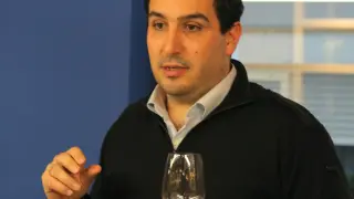 Nacho Lázaro, socio propietario de Bodegas Añadas, con uno de rosado de su marca Care.
