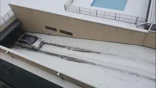 La nieve y el hielo han causado más de una afección durante la jornada de este sábado. Una de ellas se puede ver en este vídeo, que se ha hecho viral, en el que un coche no puede subir la cuesta del garaje.