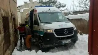 Una patrulla del Destacamento de Tráfico de Monreal del Campo escolta una ambulancia desde Báguena a Teruel para un paciente que necesita diálisis.