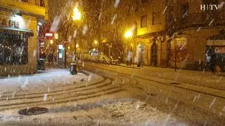 Vuelve a nevar con fuerza en Zaragoza a punto de cumplirse 24 horas de que cayesen los primeros copos en la capital aragonesa.