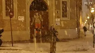 No lo ha dudado y esta mujer se ha calzado sus zancos y ha salido a la calle a pasear sobre la nieve por el centro de Zaragoza.
