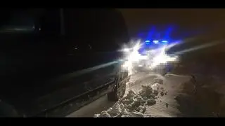 La Guardia Civil ha rescatado la madrugada de este domingo un coche que se encontraba atrapado en la carretera por la abundante nieve.