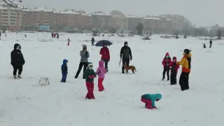 Los oscenses aprovecharon la jornada del domingo para pasear y jugar en la nieve.