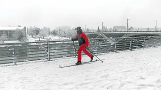 Los zaragozanos aprovecharon la nevada para sacar sus esquís a las calles de la capital en una jornada insólita