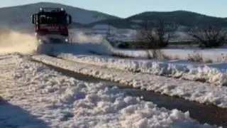 Los Bomberos de Zaragoza continúan limpiando las carreteras secundarias de la provincia