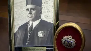El retrato y la insignia de Gregorio Azaña, hermano del presidente de la II República, expuestos en el despacho del presiddnte del Tribunal Superior de Justicia de Aragón, Manuel Bellido.