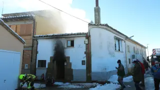 El incendio se ha producido en esta casa de dos plantas del pueblo de Ibieca.