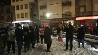 Los asistentes a la protesta llevaron pancartas de ‘Se vende Pirineo’.