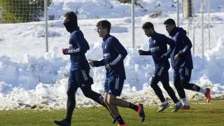 Los jugadores del Zaragoza se han ejercitado en una Ciudad Deportiva nevada.