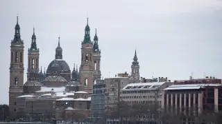 Vista de la basílica del Pilar de Zaragoza con nieve.