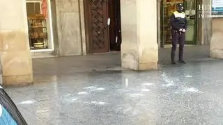 Los Bomberos de Zaragoza han retirado este miércoles la placa de hielo de un edificio del Paseo de Independencia para evitar posibles daños.