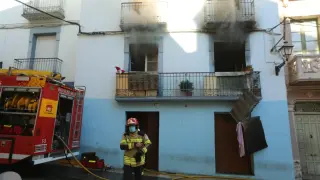 El incendio se ha declarado en una casa de la plaza de los Fueros, en pleno Casco Antiguo de Huesca.