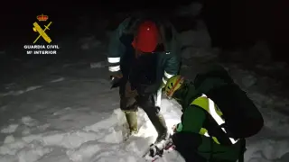 Complicado rescate de un pastor en medio de la nieve en Azuara.