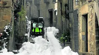 Un operario retira nieve en las calles de Aínsa, una de las labores que se podrían ofrecer