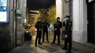 Control policial en Zaragoza durante el toque de queda