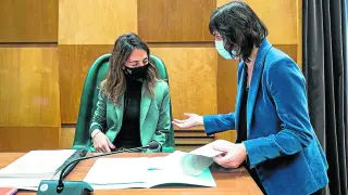 María Navarro y Lola Ranera, en el pleno del pasado 28 de diciembre.
