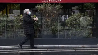 Un hombre con mascarilla pasea por París.