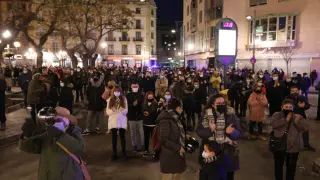 Decenas de hosteleros, comerciantes y vecinos de Huesca han protestado con una sonora cacerolada en la plaza de Navarra contra las últimas restricciones impuestas por el Gobierno de Aragón.