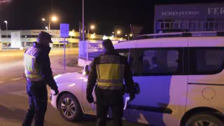 Control de la Policía Nacional a la entrada de Huesca para hacer cumplir el nuevo confinamiento perimetral.