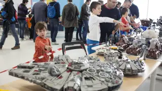 Unos niños señalan construcciones de Lego de 'Star Wars'.