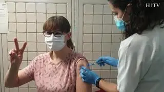 Este lunes ha comenzado la vacunación de los sanitarios frente a la covid-19 en Aragón. En el Hospital Clínico Universitario Lozano Blesa se prevé vacunar en esta primera jornada a 330 personas.