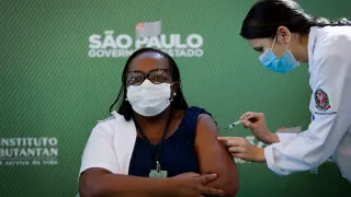 Brasil aplica la primera vacuna contra la covid-19 a una enfermera