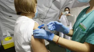Comienza la vacunación contra la covid a sanitarios en la carpa de Urgencias del Clínico.