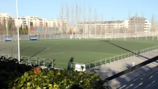 Imagen del campo de césped artificial de la Nueva Camisera de fútbol 11, renovado en 2018