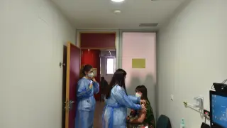 Vacunación entre sanitarios en el hospital Miguel Servet de Zaragoza.