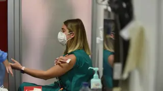 Vacunación entre sanitarios en el hospital Miguel Servet de Zaragoza.