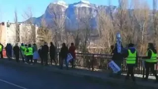 Los vecinos de Aínsa y Boltaña se han manifestado este martes para protestar por el cierre del sector turístico en el Pirineo