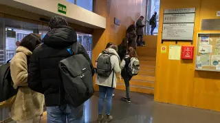Filas para entrar en la biblioteca de la Facultad de Economía de la Universidad de Zaragoza -situada en la segunda planta-.