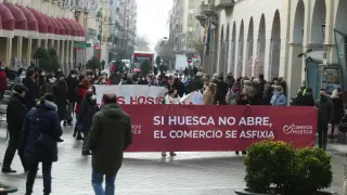 Manifestantes de los sectores económicos del comercio y la hostelería este miércoles en Huesca.