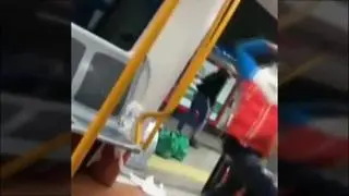Brutal agresión en el metro de Madrid donde un un hombre golpea brutalmente con su cinturón a un viajero porque creía que le estaba grabando con el móvil.