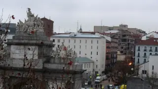 Edificio siniestrado junto a la Puerta de Toledo en Madrid