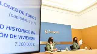 La vicealcaldesa, Sara Fernández, y la concejal de Hacienda, María Navarro, presentan los presupuestos de Zaragoza