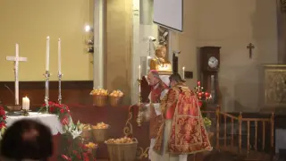 En la misa de San Vicente, presidida por el obispo, no ha faltado la bendición y el reparto de naranjas.